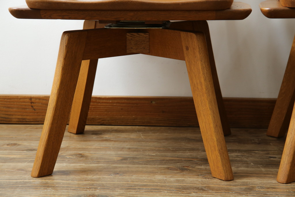 中古　美品　希少な廃番品　飛騨清見工房(HIDA kiyomi koubou)(大日家具工業)　楢(ナラ)材　無垢　ナラ無垢材がふんだんに使用された回転チェア2脚セット(板座チェア、回転イス、ダイニングチェア、椅子、バラ売り可能)(定価2脚で約16万円)(R-080672)