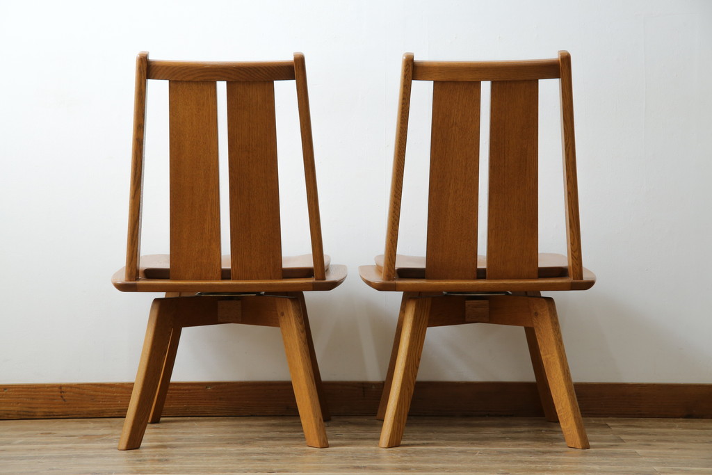 中古　美品　希少な廃番品　飛騨清見工房(HIDA kiyomi koubou)(大日家具工業)　楢(ナラ)材　無垢　ナラ無垢材がふんだんに使用された回転チェア2脚セット(板座チェア、回転イス、ダイニングチェア、椅子、バラ売り可能)(定価2脚で約16万円)(R-080672)