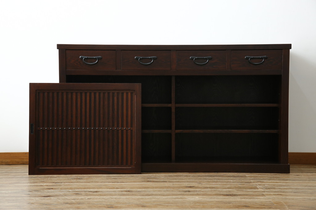中古　美品!!　三面栗(クリ)材　引き出し4杯付き　落ち着いたデザインの水屋箪笥サイドボード(リビングボード、サイドキャビネット、食器棚、カップボード、収納棚、戸棚)(R-083113)