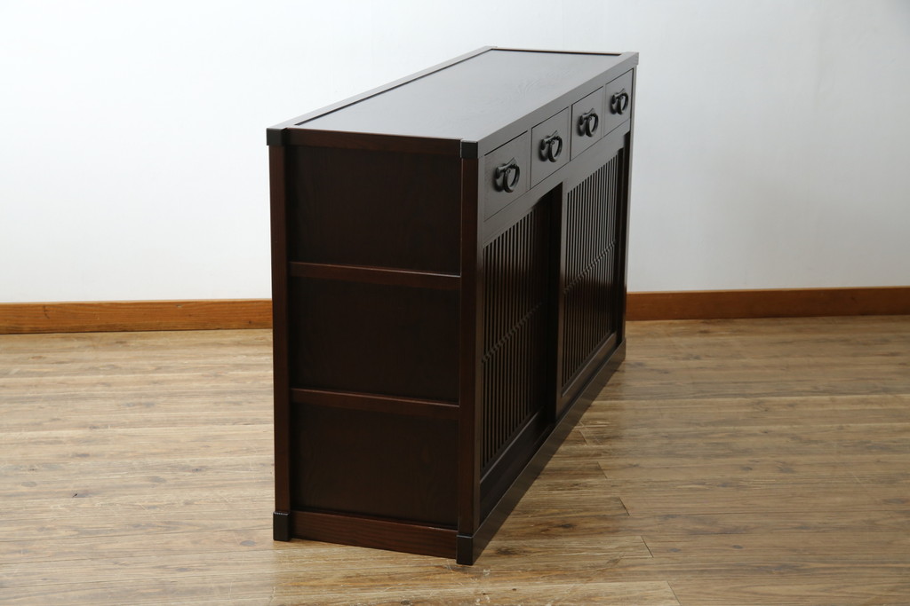 中古　美品!!　三面栗(クリ)材　引き出し4杯付き　落ち着いたデザインの水屋箪笥サイドボード(リビングボード、サイドキャビネット、食器棚、カップボード、収納棚、戸棚)(R-083113)