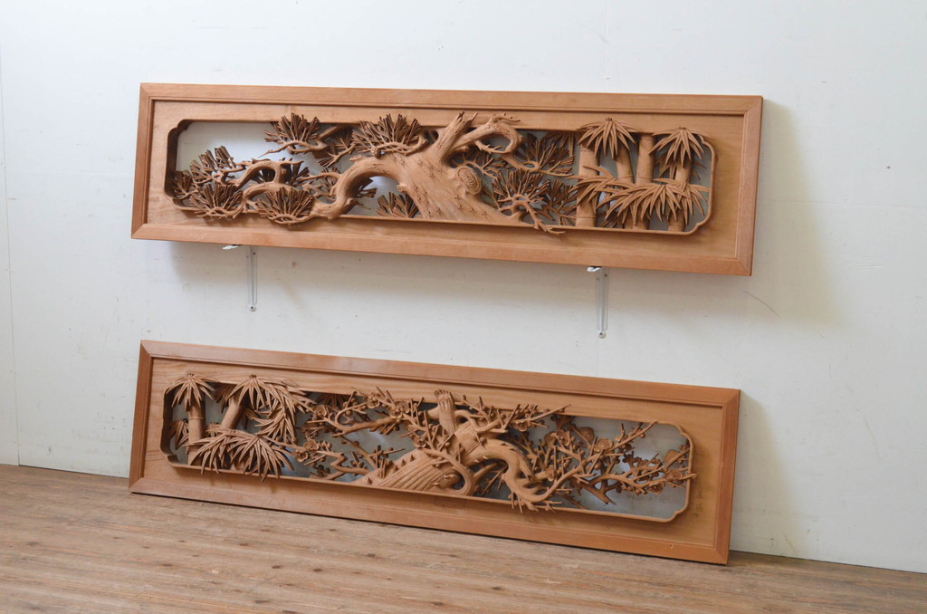 アンティーク建具　井波彫刻　躍動感のある松竹梅が美しい両面彫刻欄間2枚セット(明り取り、明かり取り、在銘)(R-068417)