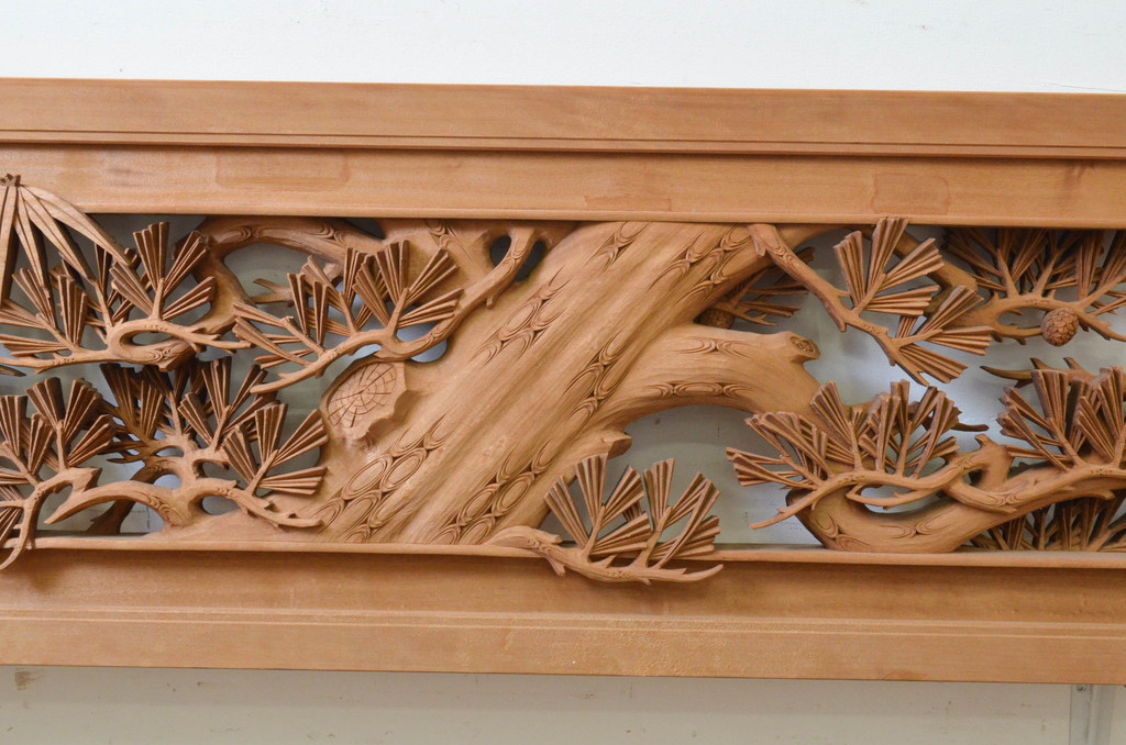 アンティーク建具　井波彫刻　躍動感のある松竹梅が美しい両面彫刻欄間2枚セット(明り取り、明かり取り、在銘)(R-068417)