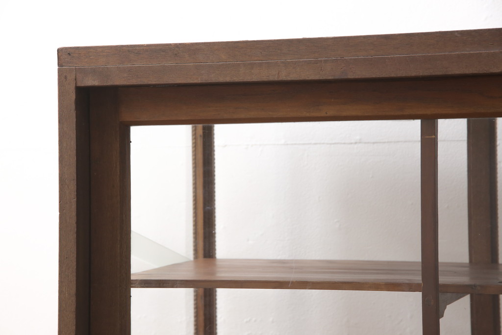 【セミオーダー家具実例】アンティークのガラスケースに高品質リペアを施しました。ご希望にそって棚板を水平に製作!(ショーケース、陳列棚)