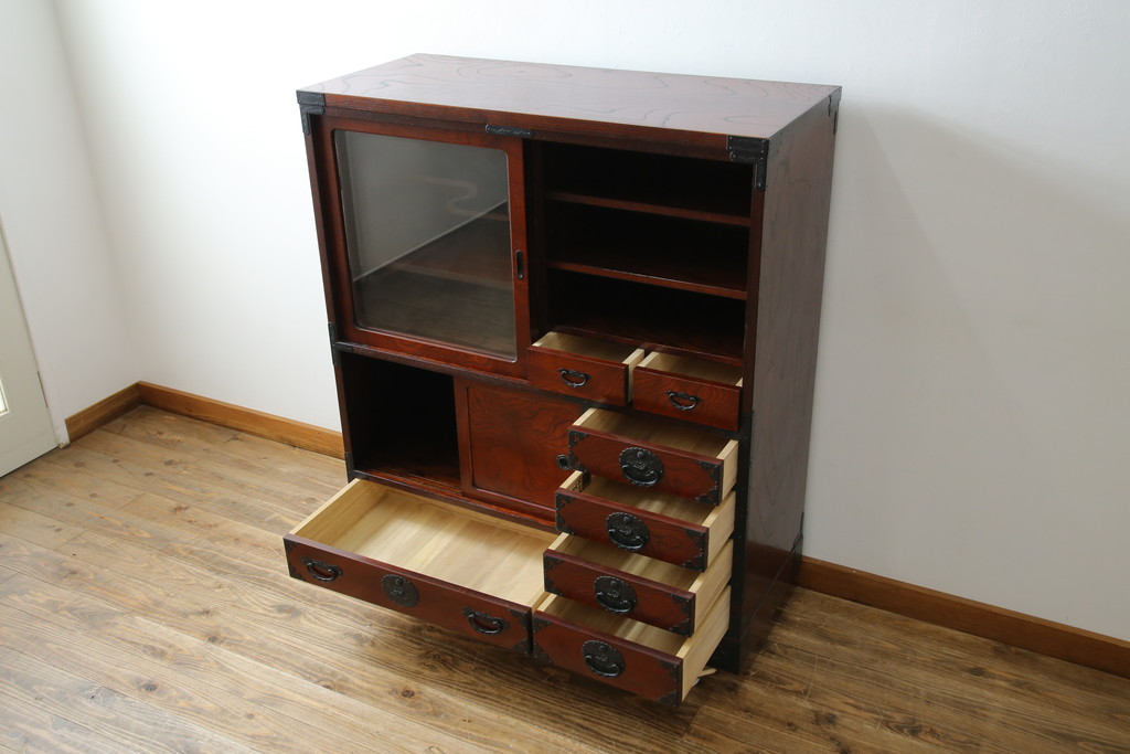 中古　美品　仙台民芸箪笥(仙台箪笥)　欅産業　拭き漆塗り　華やかな金具の茶箪笥(茶棚、飾り棚、戸棚、収納棚)(R-083348)