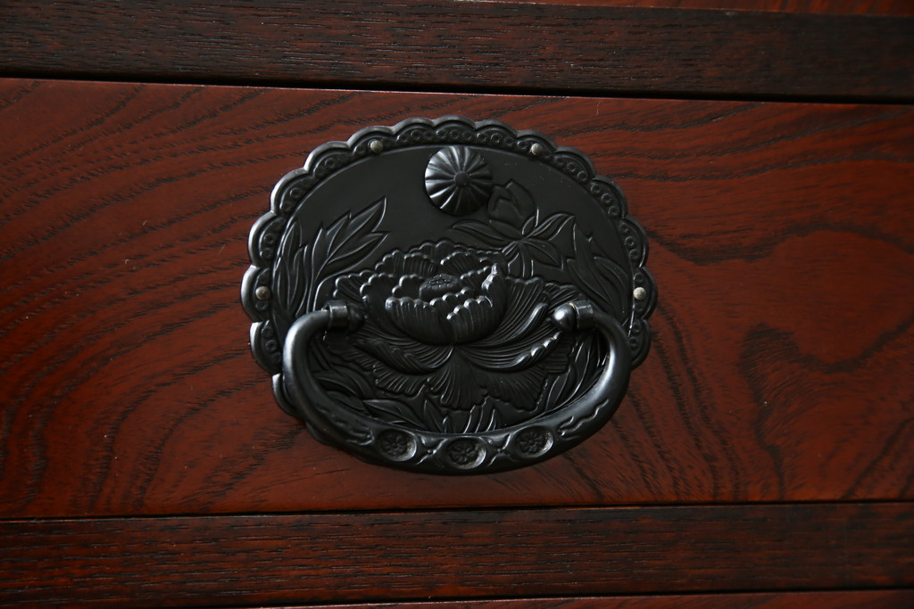 中古　美品　仙台民芸箪笥(仙台箪笥)　欅産業　拭き漆塗り　華やかな金具の茶箪笥(茶棚、飾り棚、戸棚、収納棚)(R-083348)