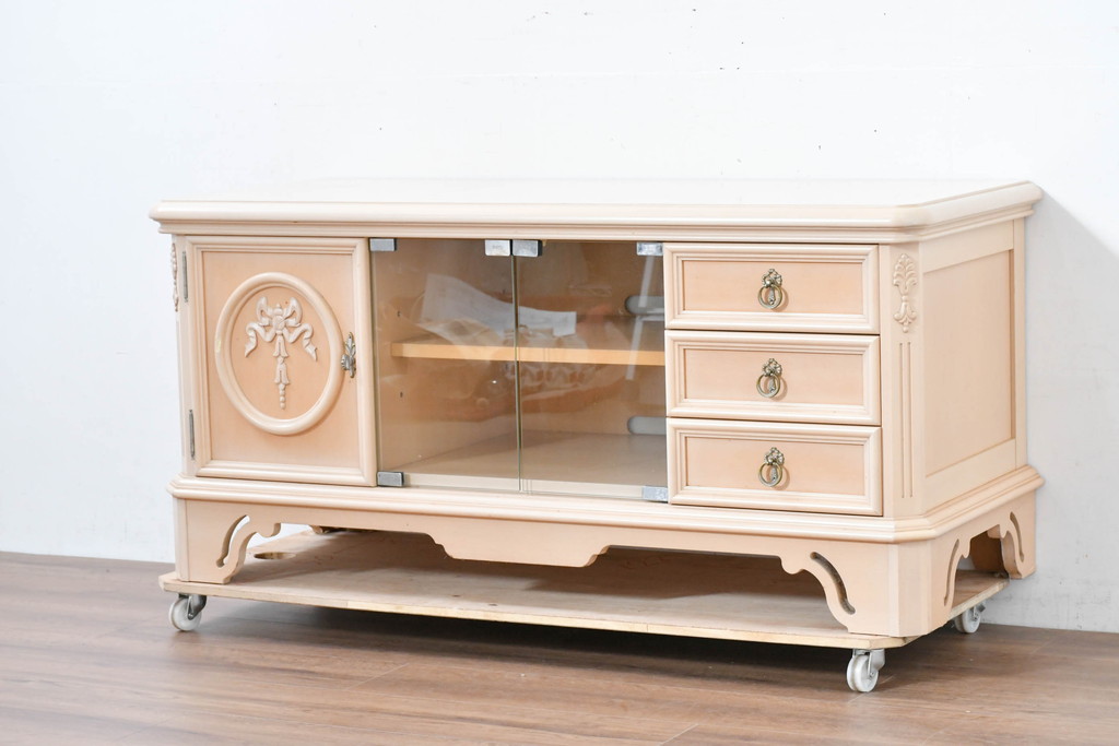 中古　希少な廃番品!　LYNN・HOLLYN(リン・ホーリン)　繊細でエレガントな彫刻装飾が目を引くテレビボード(テレビ台、TVボード、リビングボード、ローボード、サイドボード)(R-084427)