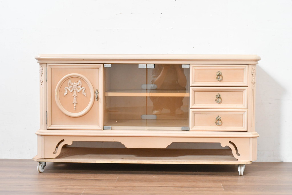 中古　希少な廃番品!　LYNN・HOLLYN(リン・ホーリン)　繊細でエレガントな彫刻装飾が目を引くテレビボード(テレビ台、TVボード、リビングボード、ローボード、サイドボード)(R-084427)