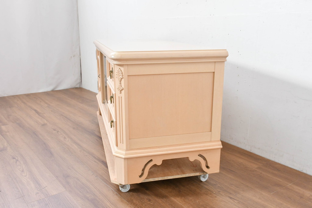 中古　希少な廃番品!　LYNN・HOLLYN(リン・ホーリン)　繊細でエレガントな彫刻装飾が目を引くテレビボード(テレビ台、TVボード、リビングボード、ローボード、サイドボード)(R-084427)