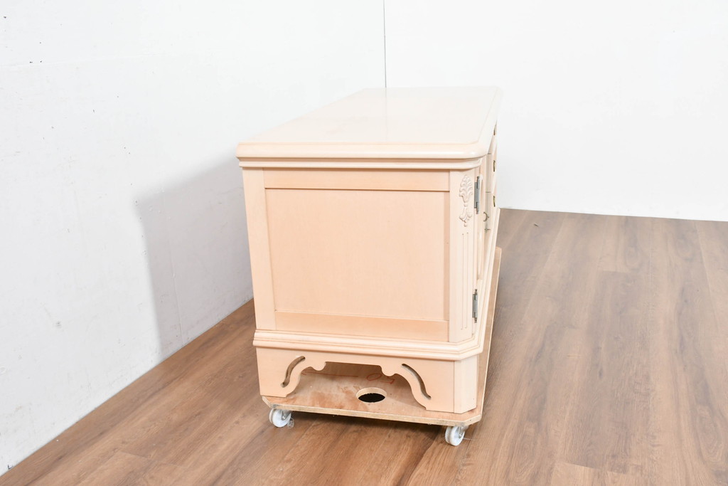中古　希少な廃番品!　LYNN・HOLLYN(リン・ホーリン)　繊細でエレガントな彫刻装飾が目を引くテレビボード(テレビ台、TVボード、リビングボード、ローボード、サイドボード)(R-084427)