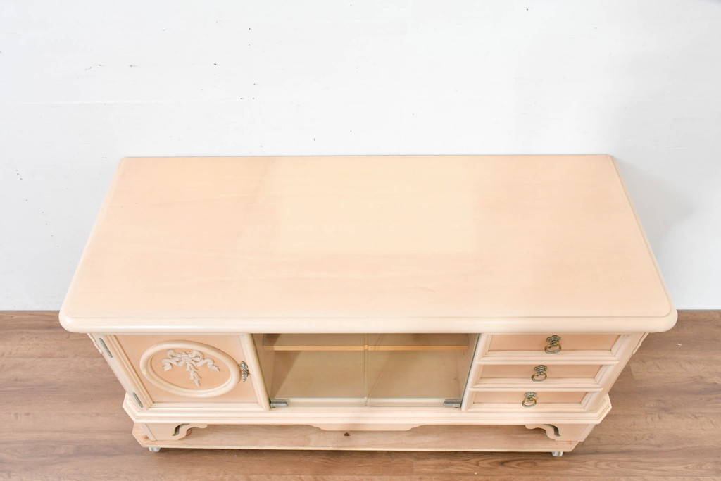 中古　希少な廃番品!　LYNN・HOLLYN(リン・ホーリン)　繊細でエレガントな彫刻装飾が目を引くテレビボード(テレビ台、TVボード、リビングボード、ローボード、サイドボード)(R-084427)