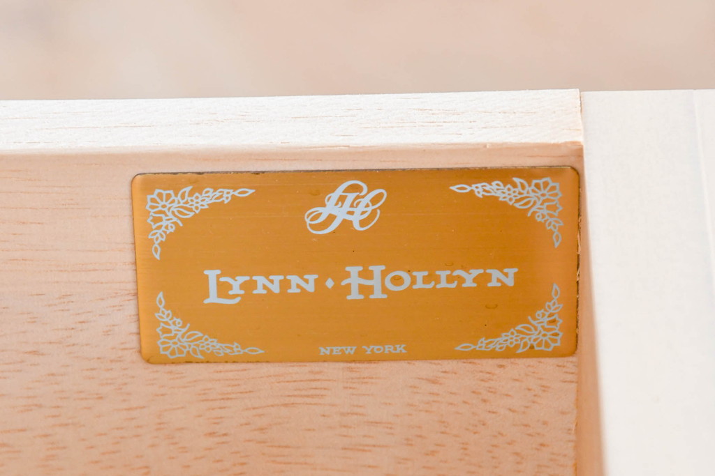 中古　希少な廃番品!　LYNN・HOLLYN(リン・ホーリン)　繊細でエレガントな彫刻装飾が目を引くテレビボード(テレビ台、TVボード、リビングボード、ローボード、サイドボード)(R-084427)