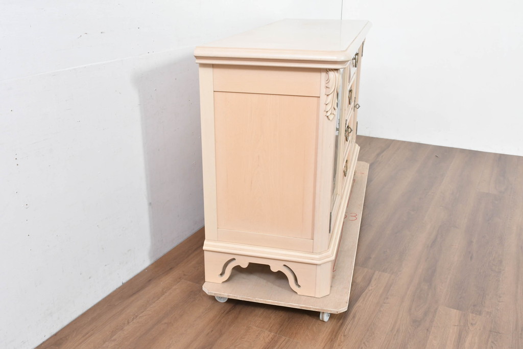 中古　希少な廃番品!　LYNN・HOLLYN(リン・ホーリン)　アンティーク調の取っ手や細やかな彫刻装飾が洗練されたデザインを引き立てるサイドボード(リビングボード、収納棚、戸棚)(R-084428)