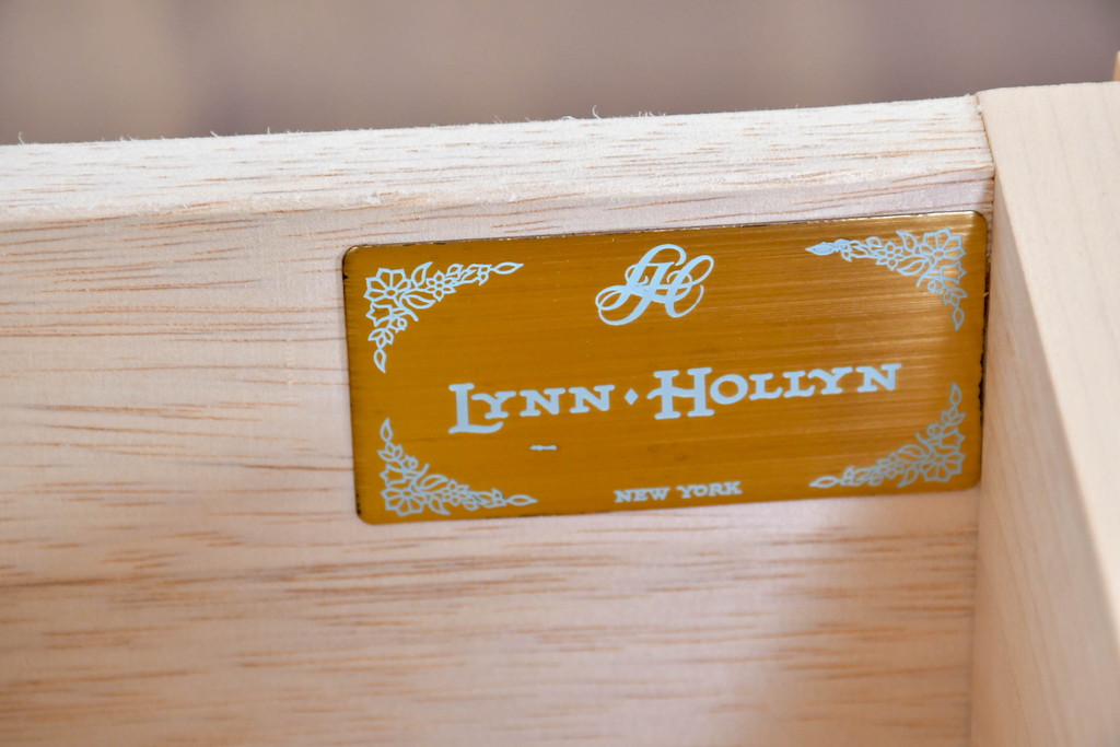 中古　希少な廃番品!　LYNN・HOLLYN(リン・ホーリン)　アンティーク調の取っ手や細やかな彫刻装飾が洗練されたデザインを引き立てるサイドボード(リビングボード、収納棚、戸棚)(R-084428)