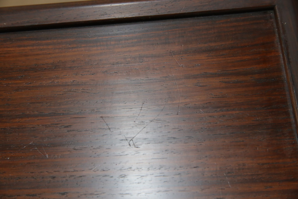 中古　伝統工芸　大阪唐木指物　漆塗り　紫檀(シタン)材製　在銘萬翠　扇の彫刻入りの飾り棚(茶棚、キャビネット)(R-056714)
