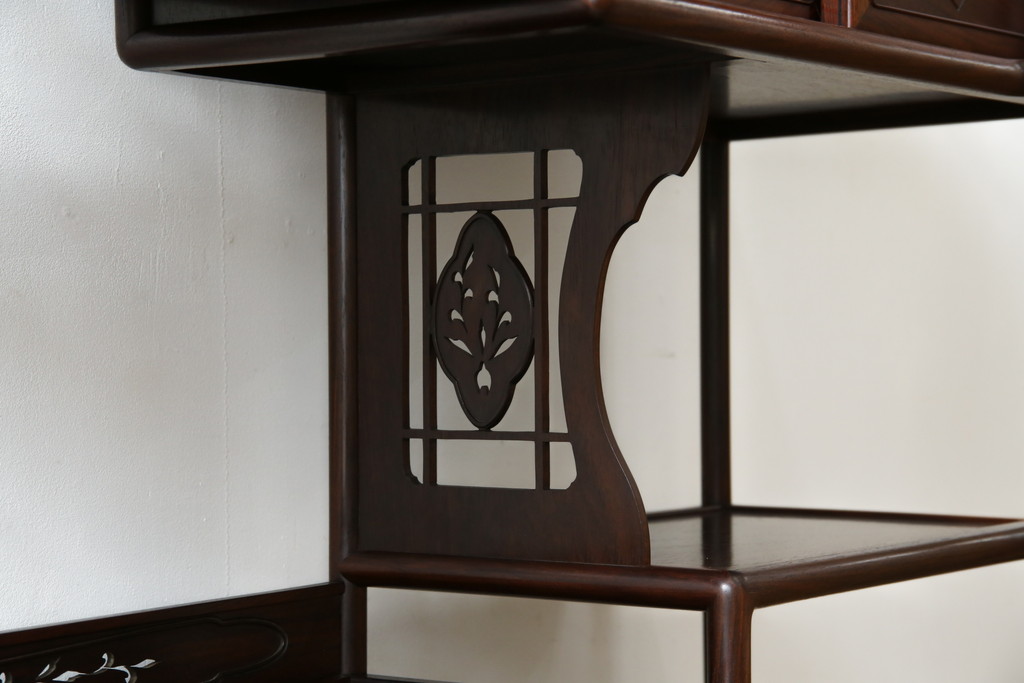 中古　伝統工芸　大阪唐木指物　漆塗り　紫檀(シタン)材製　在銘萬翠　扇の彫刻入りの飾り棚(茶棚、キャビネット)(R-056714)