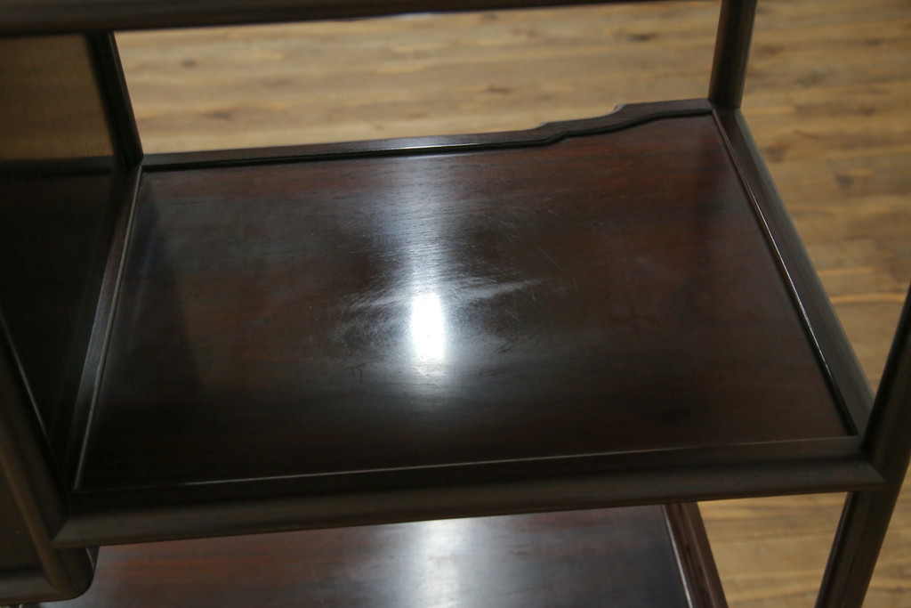 中古　伝統工芸　大阪唐木指物　漆塗り　紫檀(シタン)材製　在銘萬翠　扇の彫刻入りの飾り棚(茶棚、キャビネット)(R-056714)