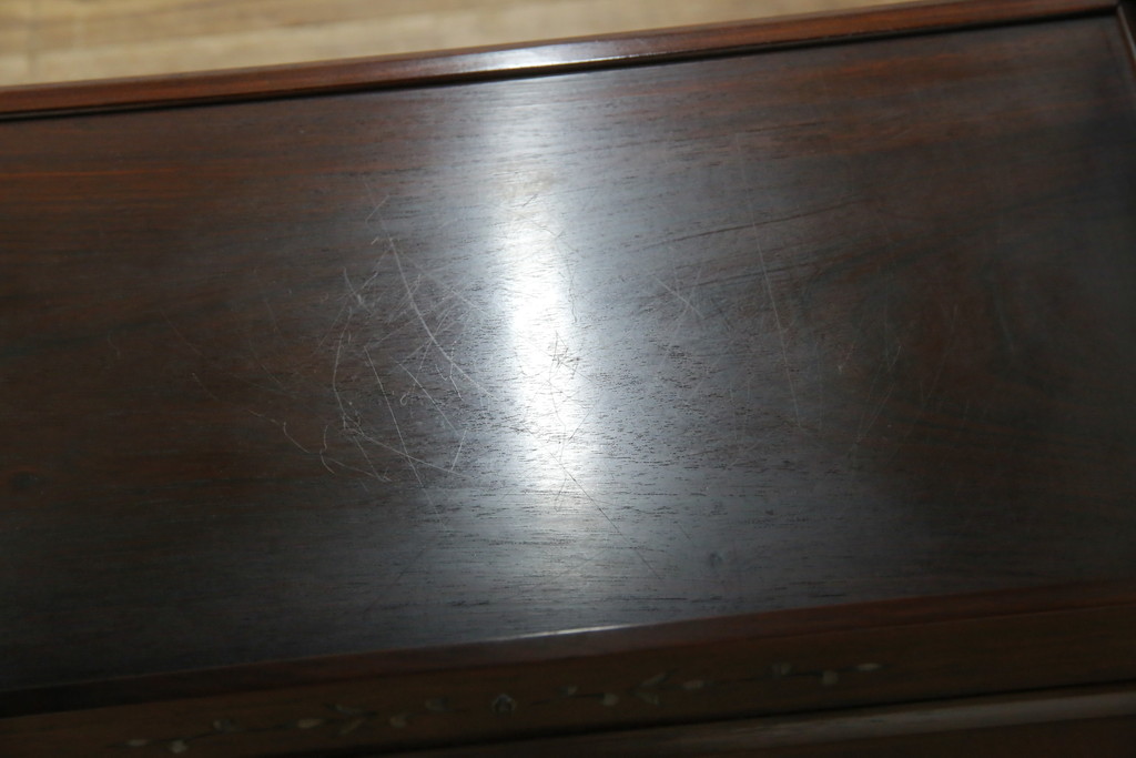 中古　伝統工芸　大阪唐木指物　漆塗り　紫檀(シタン)材製　在銘萬翠　扇の彫刻入りの飾り棚(茶棚、キャビネット)(R-056714)