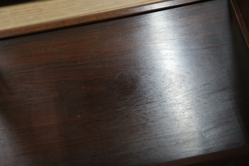 中古　伝統工芸　大阪唐木指物　漆塗り　紫檀(シタン)材製　在銘萬翠　扇の彫刻入りの飾り棚(茶棚、キャビネット)(R-056714)
