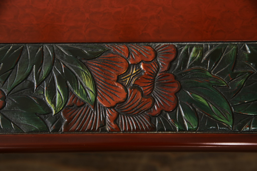 中古　美品　伝統工芸品　香川漆器　モリシゲ(MORISHIGE/森繁)　縁を彩る鮮やかな花々と朱塗りが目を引く彫刻入り座卓(ローテーブル、センターテーブル)(R-056191)
