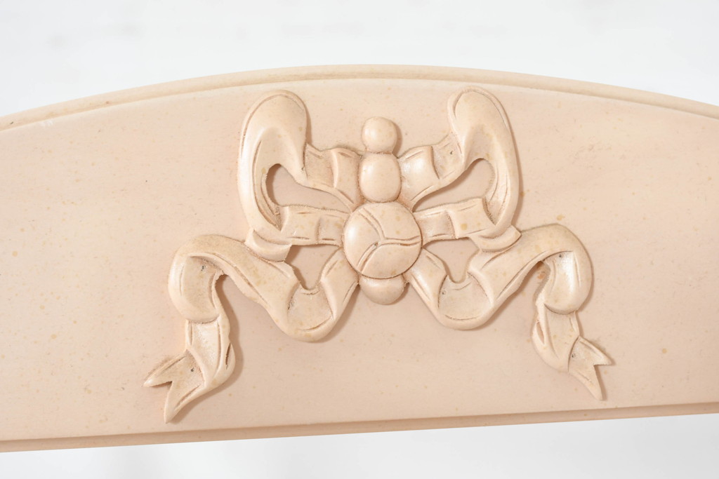 中古　希少な廃番品!!　IDC大塚家具取り扱い　Lynn Hollyn(リン ホーリン)　ヨーロピアンなデザインが可愛らしいトールシェルフ(オープンラック、オープンシェルフ、ディスプレイラック、陳列棚、飾り棚、ブックシェルフ)(R-084318)