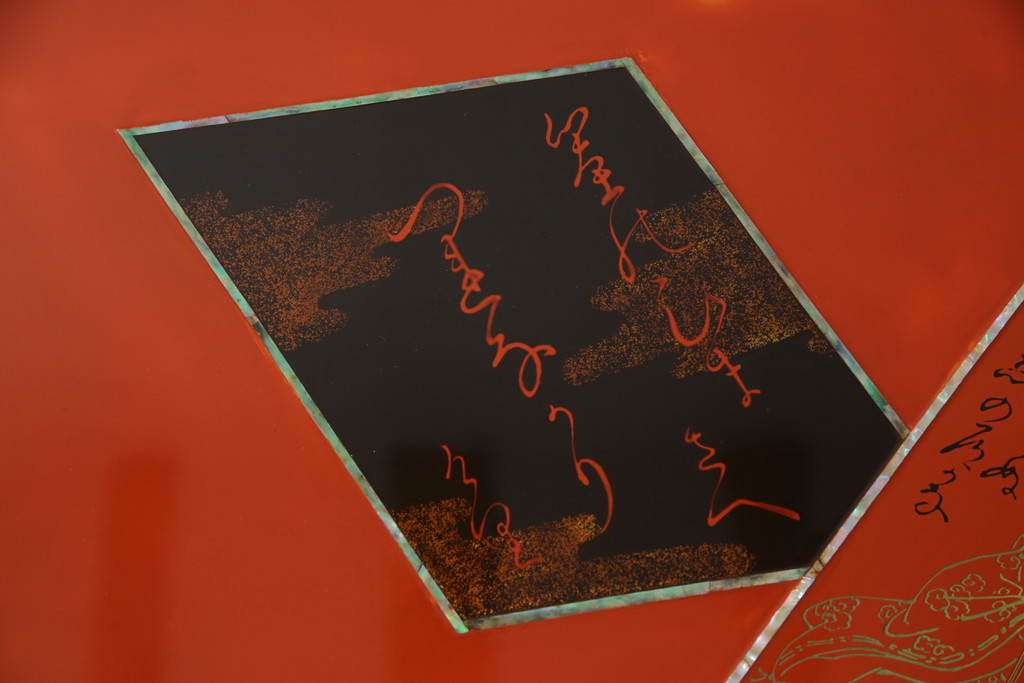 中古　美品　輪島塗り　漆塗り　百人一首の絵柄が趣を感じさせる座卓(ローテーブル、センターテーブル、リビングテーブル)(R-075660)