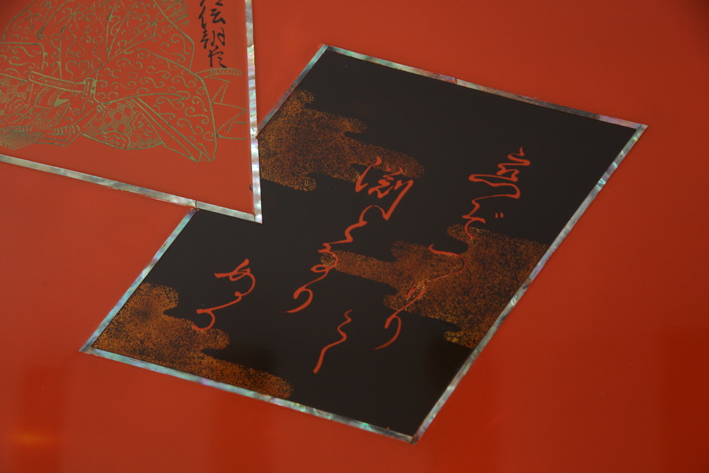 中古　美品　輪島塗り　漆塗り　百人一首の絵柄が趣を感じさせる座卓(ローテーブル、センターテーブル、リビングテーブル)(R-075660)