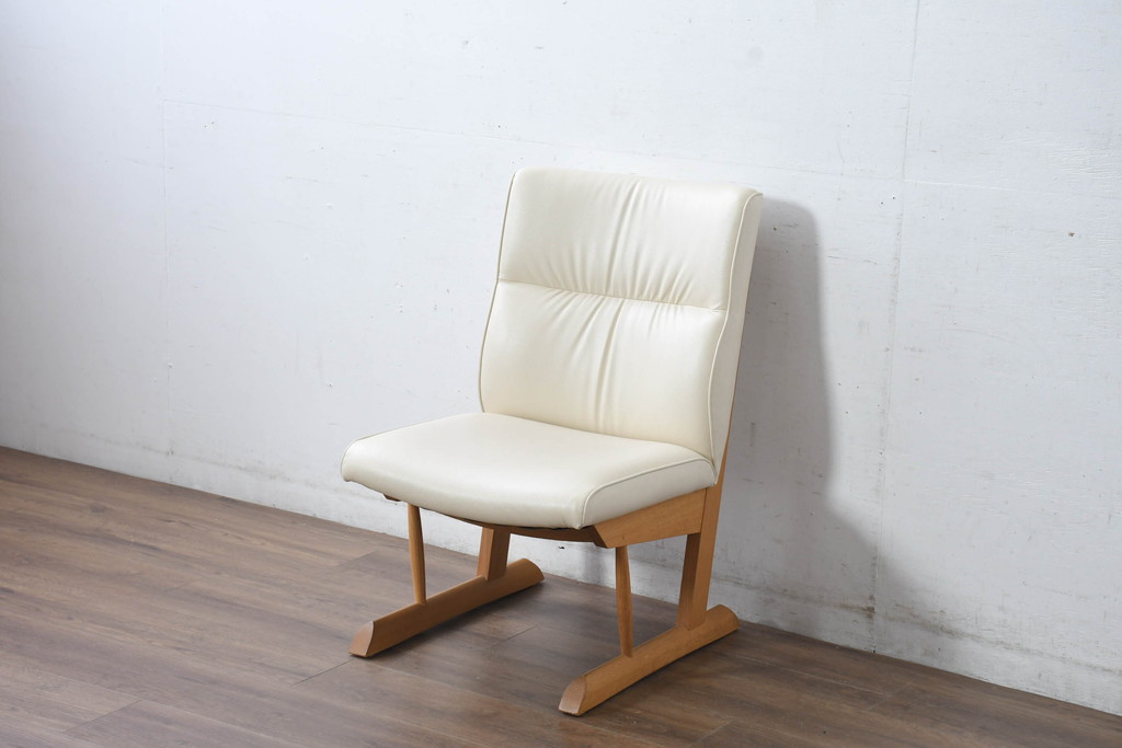 中古　美品　飛騨産業　キツツキ　カヤ(KAYA)シリーズ　オーク材　合皮　上質で落ち着いた雰囲気が魅力的なアームレスチェア(椅子、イス、1P、一人掛け、1人掛けソファ)(定価約10万円)(R-084352)