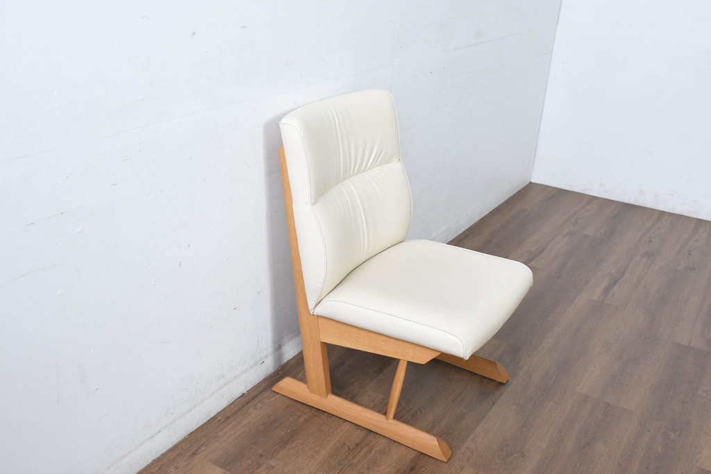 中古　美品　飛騨産業　キツツキ　カヤ(KAYA)シリーズ　オーク材　合皮　上質で落ち着いた雰囲気が魅力的なアームレスチェア(椅子、イス、1P、一人掛け、1人掛けソファ)(定価約10万円)(R-084352)