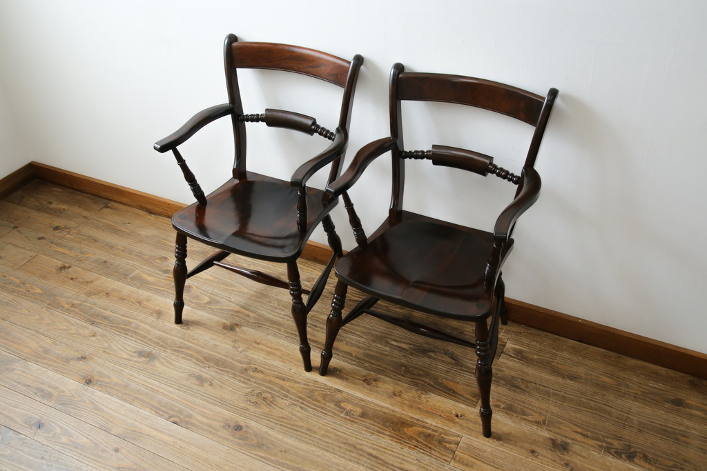 中古　松本民芸家具　B型ワイコムチェア　落ち着いた色味と滑らかな質感が美しいアームチェア2脚セット(板座チェア、ダイニングチェア、椅子、イス、バラ売り可能)(定価2脚で約35万円)(R-082362)