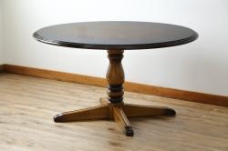 中古　カリモク家具(karimoku)　COLONIAL(コロニアル)シリーズ　カントリースタイルの柔らかな雰囲気の丸型ダイニングテーブル(ラウンドテーブル、丸テーブル、二人掛け、四人掛け、2人用、4人用、円卓)(R-083364)