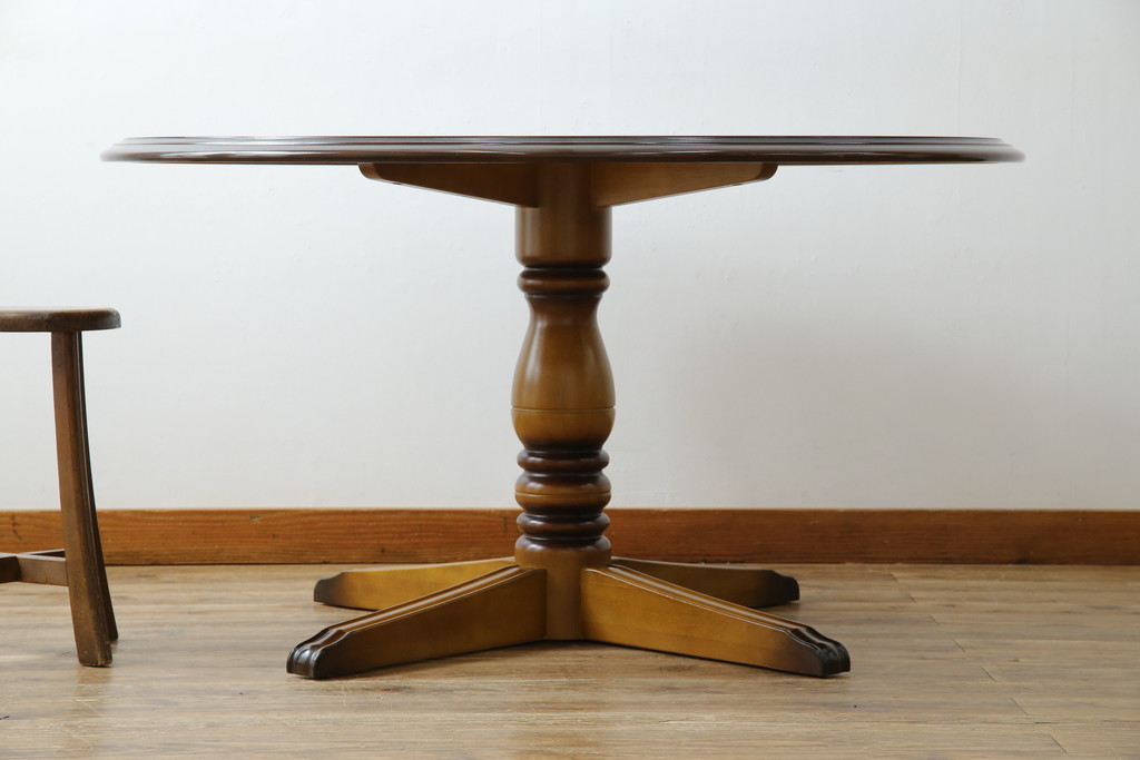 中古　カリモク家具(karimoku)　COLONIAL(コロニアル)シリーズ　カントリースタイルの柔らかな雰囲気の丸型ダイニングテーブル(ラウンドテーブル、丸テーブル、二人掛け、四人掛け、2人用、4人用、円卓)(R-083364)