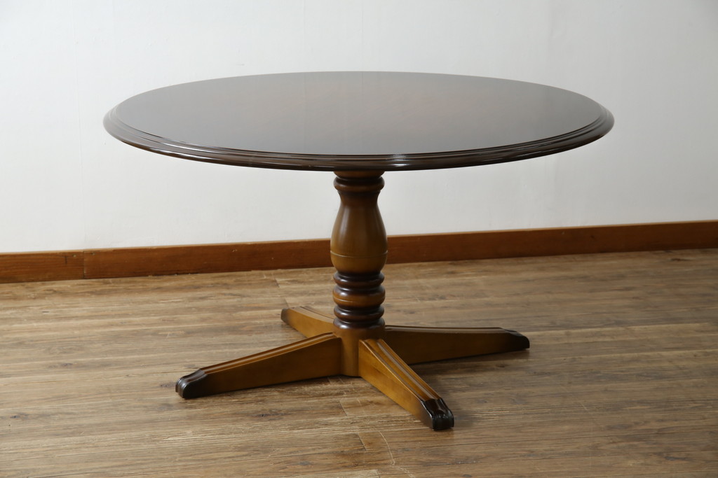 中古　カリモク家具(karimoku)　COLONIAL(コロニアル)シリーズ　カントリースタイルの柔らかな雰囲気の丸型ダイニングテーブル(ラウンドテーブル、丸テーブル、二人掛け、四人掛け、2人用、4人用、円卓)(R-083364)