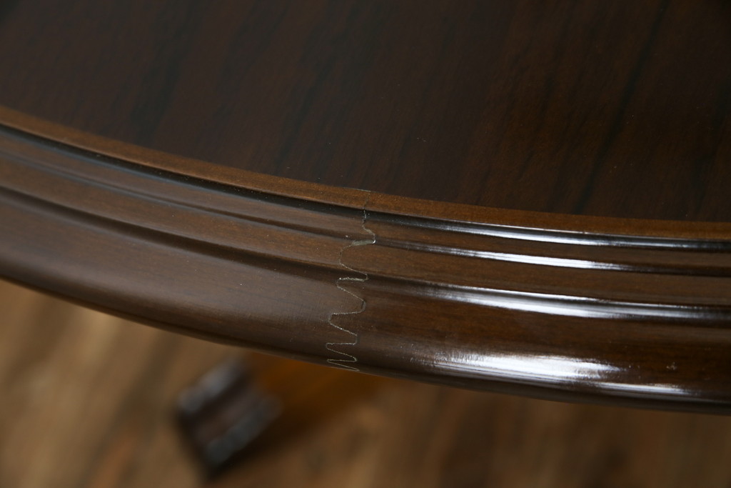 中古　カリモク家具(karimoku)　COLONIAL(コロニアル)シリーズ　カントリースタイルの柔らかな雰囲気の丸型ダイニングテーブル(ラウンドテーブル、丸テーブル、二人掛け、四人掛け、2人用、4人用、円卓)(R-083364)