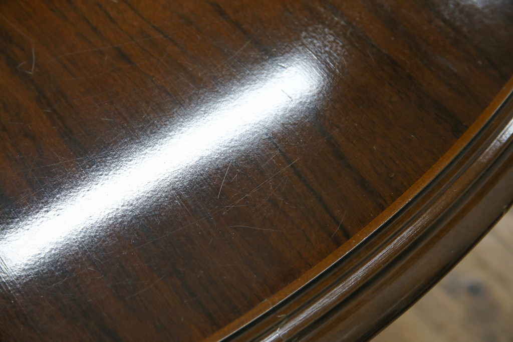 中古　カリモク家具(karimoku)　COLONIAL(コロニアル)シリーズ　カントリースタイルの柔らかな雰囲気の丸型ダイニングテーブル(ラウンドテーブル、丸テーブル、二人掛け、四人掛け、2人用、4人用、円卓)(R-083364)