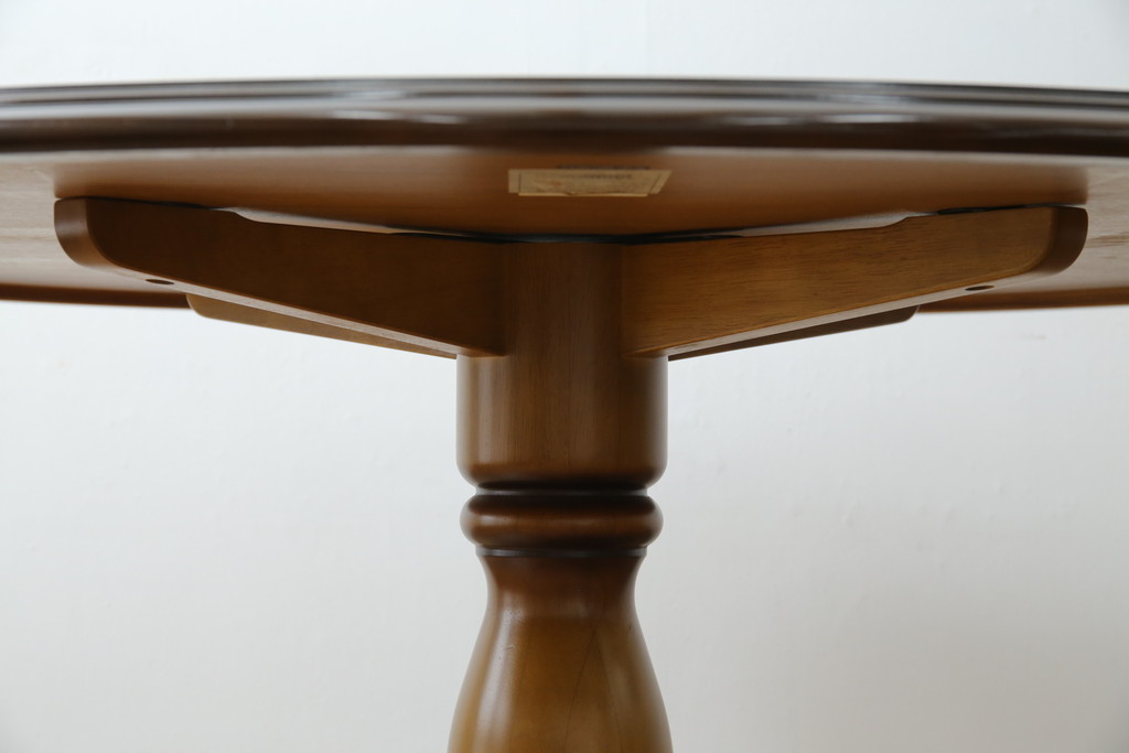 中古　カリモク家具(karimoku)　COLONIAL(コロニアル)シリーズ　カントリースタイルの柔らかな雰囲気の丸型ダイニングテーブル(ラウンドテーブル、丸テーブル、二人掛け、四人掛け、2人用、4人用、円卓)(R-083364)