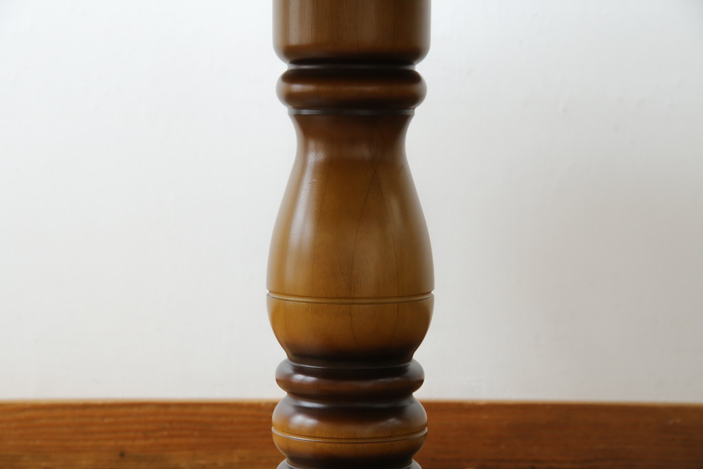 中古　カリモク家具(karimoku)　COLONIAL(コロニアル)シリーズ　カントリースタイルの柔らかな雰囲気の丸型ダイニングテーブル(ラウンドテーブル、丸テーブル、二人掛け、四人掛け、2人用、4人用、円卓)(R-083364)