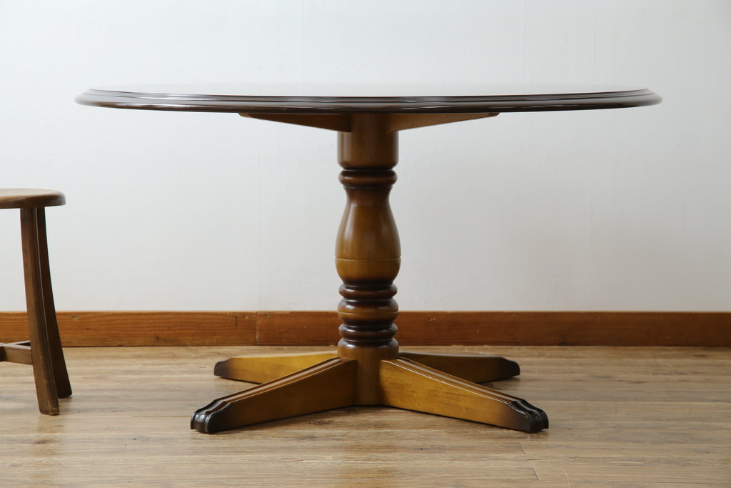 中古　カリモク家具(karimoku)　COLONIAL(コロニアル)シリーズ　カントリースタイルの柔らかな雰囲気の丸型ダイニングテーブル(ラウンドテーブル、丸テーブル、二人掛け、四人掛け、2人用、4人用、円卓)(R-083364)