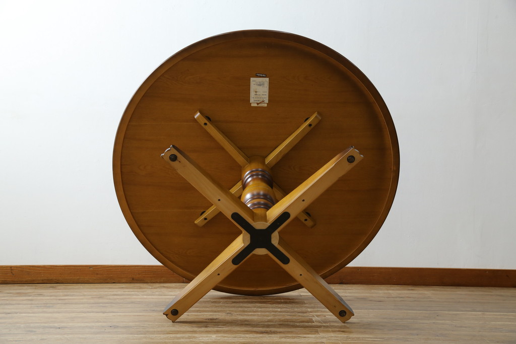 中古　カリモク家具(karimoku)　COLONIAL(コロニアル)シリーズ　カントリースタイルの柔らかな雰囲気の丸型ダイニングテーブル(ラウンドテーブル、丸テーブル、二人掛け、四人掛け、2人用、4人用、円卓)(R-083364)