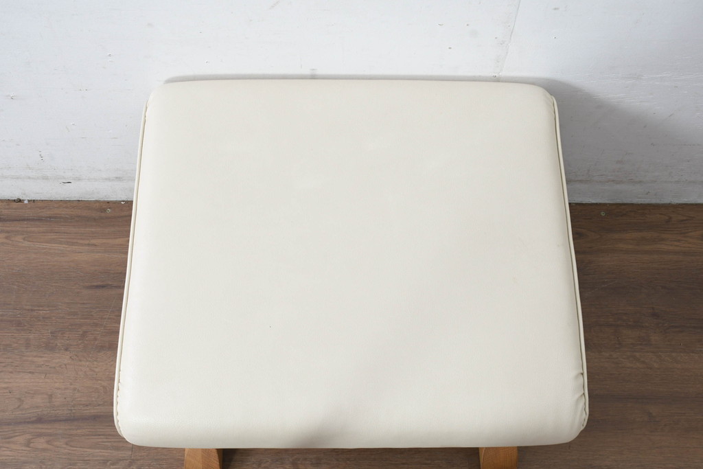 中古　美品　飛騨産業　キツツキ　カヤ(KAYA)シリーズ　オーク材　合皮　上質で落ち着いた雰囲気が魅力的なオットマン(椅子、イス、スツール)(定価約5万円)(R-084354)