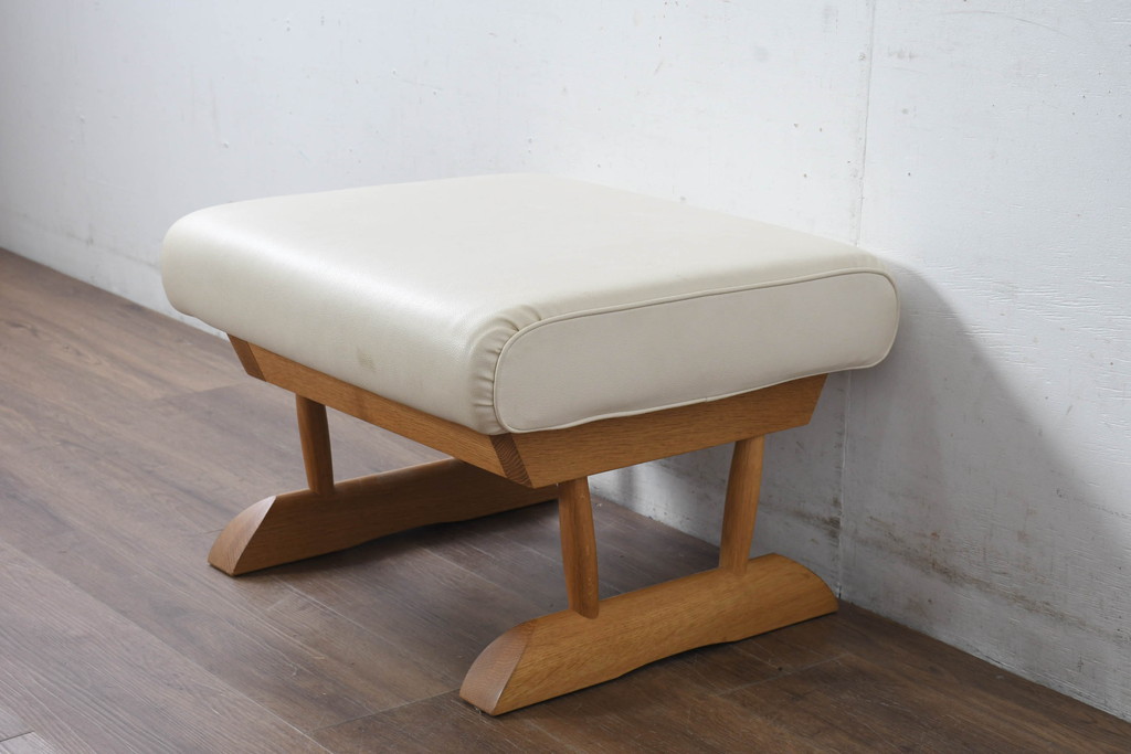 中古　美品　飛騨産業　キツツキ　カヤ(KAYA)シリーズ　オーク材　合皮　上質で落ち着いた雰囲気が魅力的なオットマン(椅子、イス、スツール)(定価約5万円)(R-084354)
