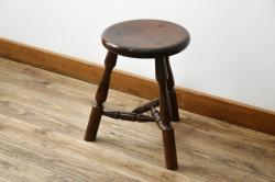 中古　美品　松本民芸家具　シンプルさの中にこだわりのデザインが光る三脚(トライポッド)スツール(丸椅子、イス、いす、板座チェア、花台、飾り台、ディスプレイ台)(R-081738)
