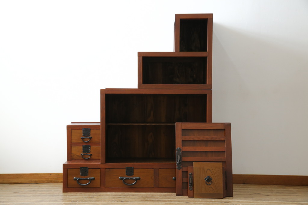 和製ビンテージ　高級工芸家具　総欅(ケヤキ)材　古金具リメイク　職人手作り　小振りな階段箪笥(階段タンス、収納たんす、和箪笥、時代箪笥、引き出し、ヴィンテージ)(R-070433)