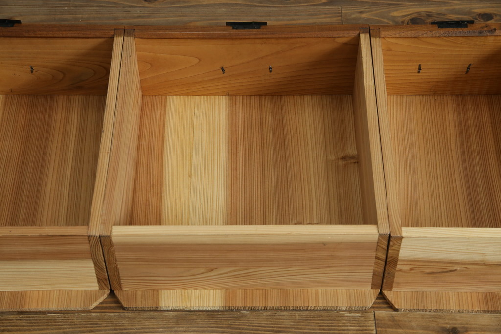 和製ビンテージ　高級工芸家具　総欅(ケヤキ)材　古金具リメイク　職人手作り　小振りな階段箪笥(階段タンス、収納たんす、和箪笥、時代箪笥、引き出し、ヴィンテージ)(R-070433)