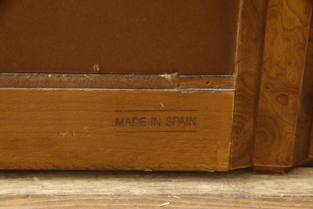 中古　六本木アピス　スペイン高級家具　バーズアイ　凝ったデザインが面白い象嵌入りサイドチェスト(定価約39万円)(サイドボード、引き出し、サイドテーブル)(R-057932)