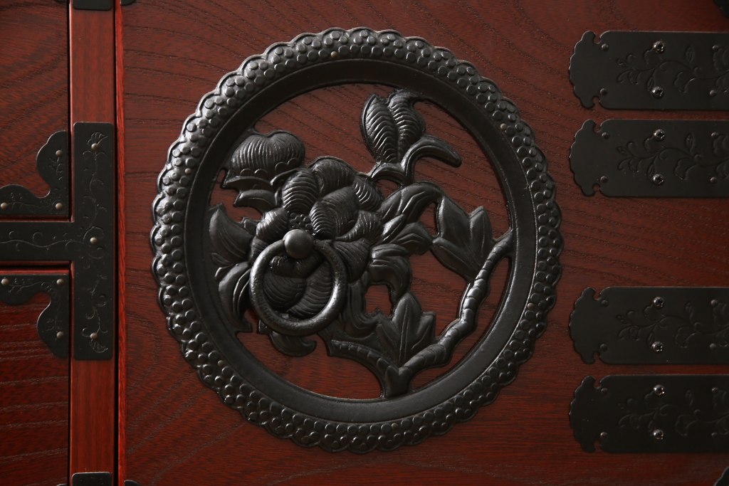 中古　美品　国産民芸家具　欅(ケヤキ)材　青木産業　趣のある和の空間を演出する衣装箪笥(引き出し、和タンス、収納箪笥)(R-058900)