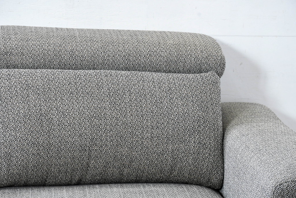 中古　美品　展示品　BoConcept(ボーコンセプト)　ヘッドレストの高さ調節可能　モダンで落ち着いた雰囲気の3人掛けソファ(2人掛け、3P、2P、L字型ソファ、カウチソファ、コーナーソファ、北欧)(定価約70万円)(R-084422)