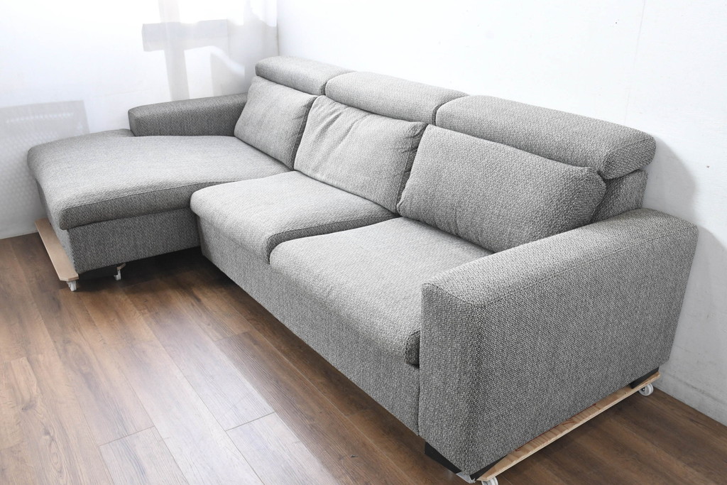 中古　美品　展示品　BoConcept(ボーコンセプト)　ヘッドレストの高さ調節可能　モダンで落ち着いた雰囲気の3人掛けソファ(2人掛け、3P、2P、L字型ソファ、カウチソファ、コーナーソファ、北欧)(定価約70万円)(R-084422)
