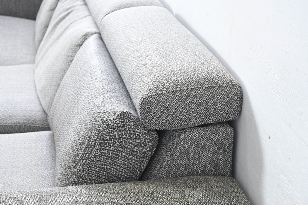 中古　美品　展示品　BoConcept(ボーコンセプト)　ヘッドレストの高さ調節可能　モダンで落ち着いた雰囲気の3人掛けソファ(2人掛け、3P、2P、L字型ソファ、カウチソファ、コーナーソファ、北欧)(定価約70万円)(R-084422)