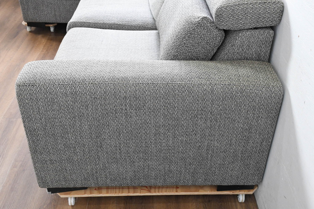 中古　美品　展示品　BoConcept(ボーコンセプト)　ヘッドレストの高さ調節可能　モダンで落ち着いた雰囲気の3人掛けソファ(2人掛け、3P、2P、L字型ソファ、カウチソファ、コーナーソファ、北欧)(定価約70万円)(R-084422)