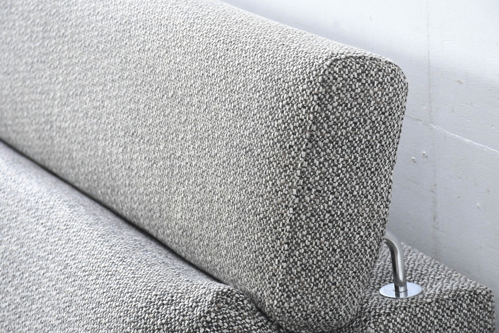 中古　美品　展示品　BoConcept(ボーコンセプト)　ヘッドレストの高さ調節可能　モダンで落ち着いた雰囲気の3人掛けソファ(2人掛け、3P、2P、L字型ソファ、カウチソファ、コーナーソファ、北欧)(定価約70万円)(R-084422)